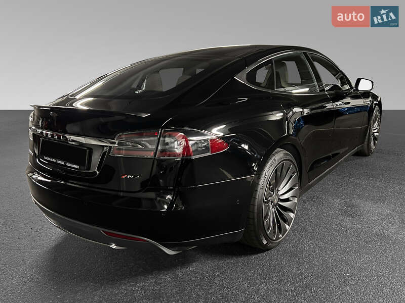 Лифтбек Tesla Model S 2015 в Луцке