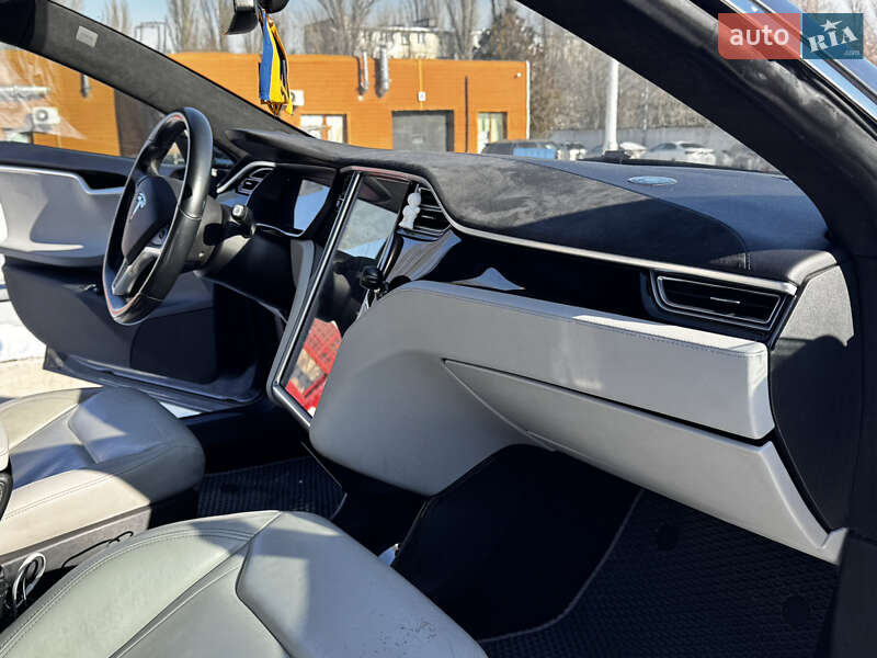 Ліфтбек Tesla Model S 2015 в Одесі