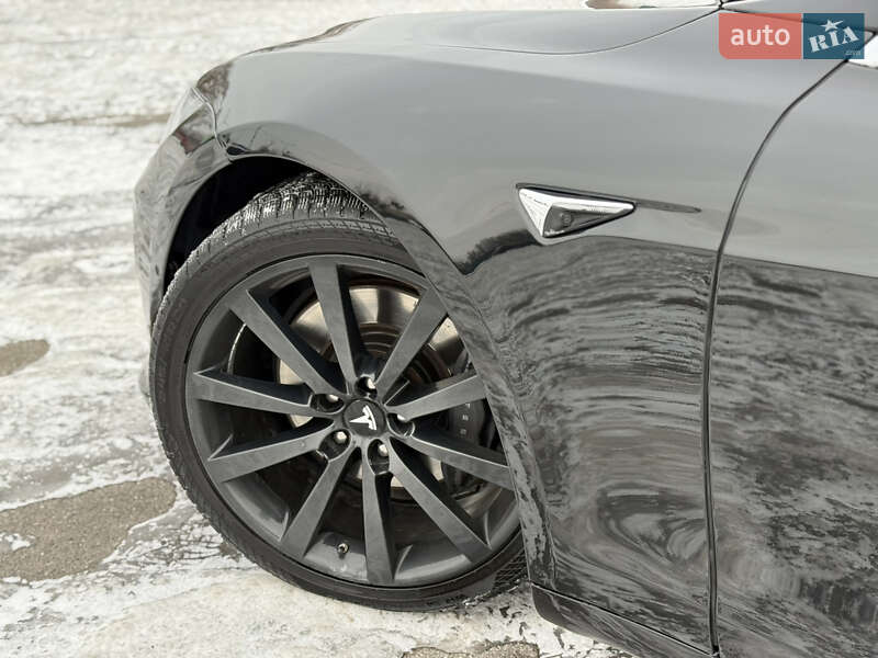 Лифтбек Tesla Model S 2016 в Киеве