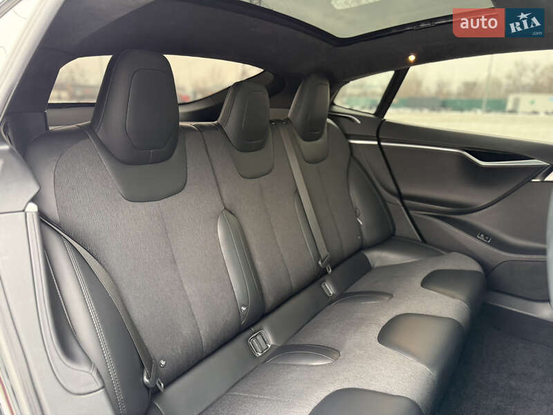 Лифтбек Tesla Model S 2016 в Киеве