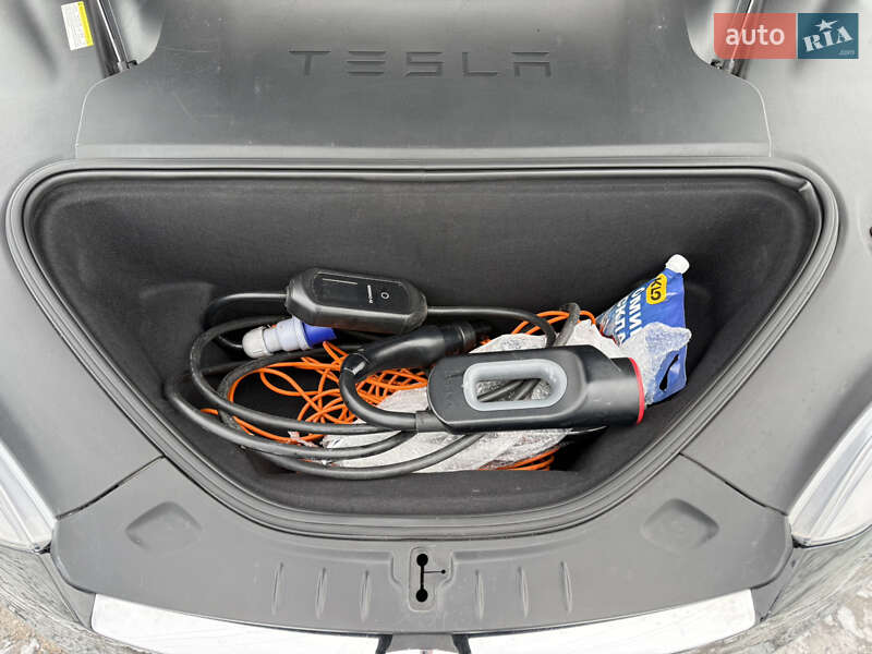 Лифтбек Tesla Model S 2016 в Киеве