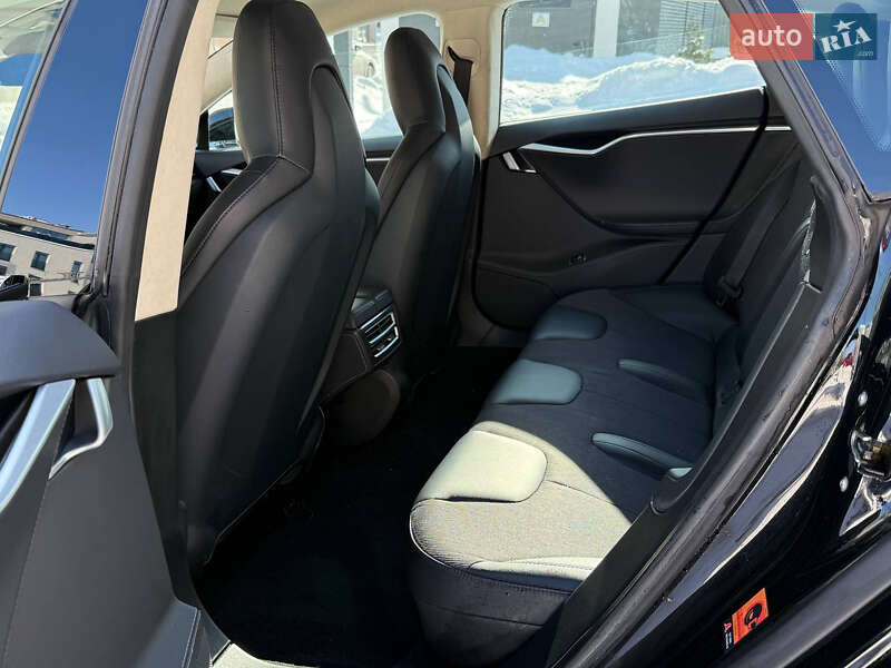 Лифтбек Tesla Model S 2015 в Львове