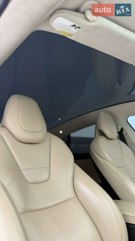 Ліфтбек Tesla Model S 2017 в Чернівцях