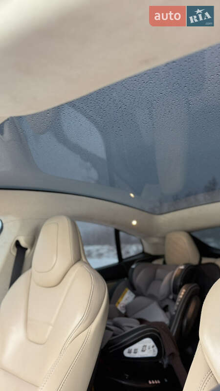 Ліфтбек Tesla Model S 2017 в Чернівцях