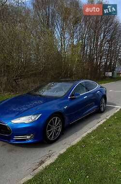 Лифтбек Tesla Model S 2015 в Буске