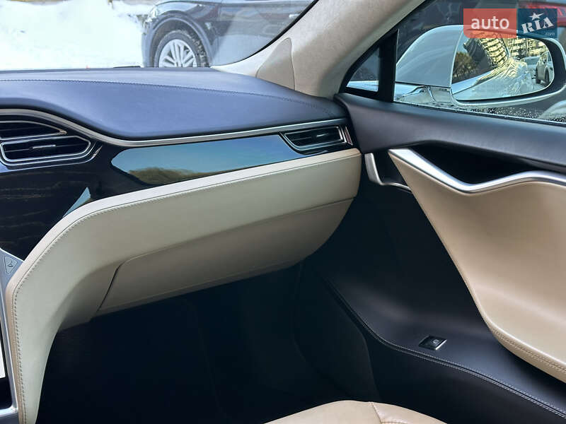 Лифтбек Tesla Model S 2016 в Львове