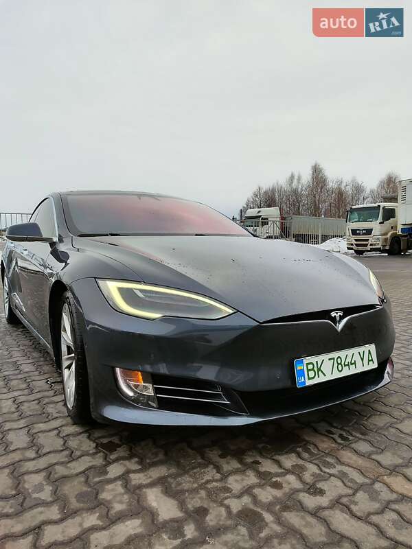 Ліфтбек Tesla Model S 2016 в Сарнах