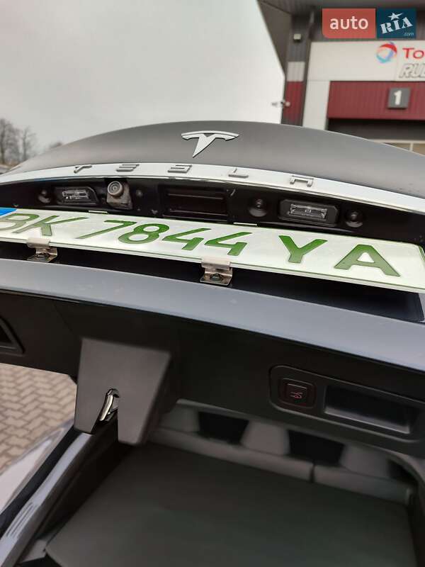 Ліфтбек Tesla Model S 2016 в Сарнах