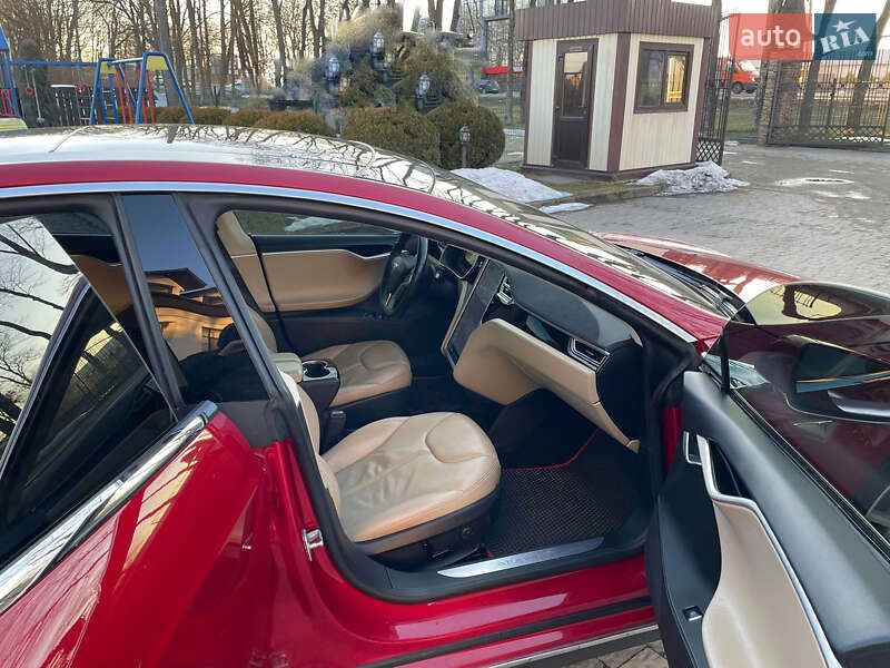 Лифтбек Tesla Model S 2015 в Стрые