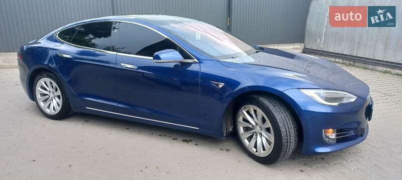 Ліфтбек Tesla Model S 2017 в Косові