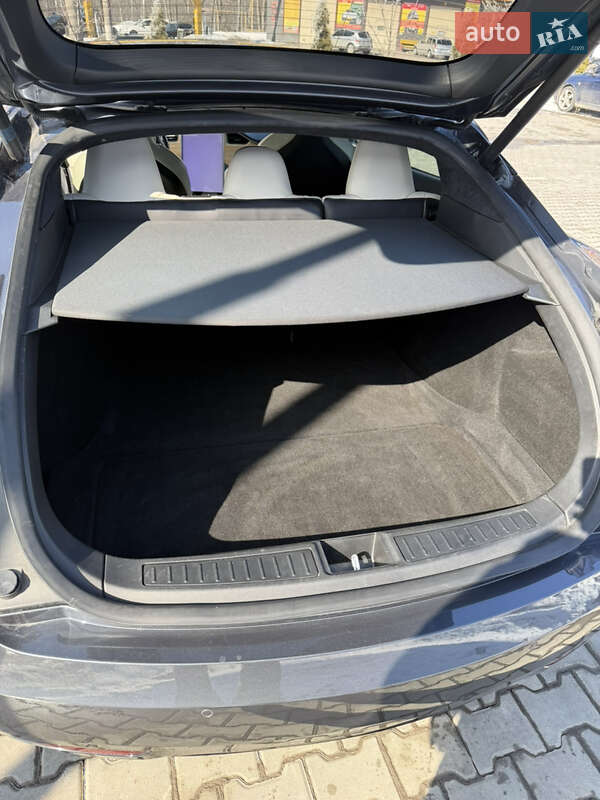Ліфтбек Tesla Model S 2019 в Тернополі