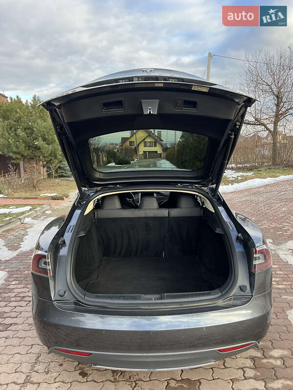Лифтбек Tesla Model S 2015 в Черновцах