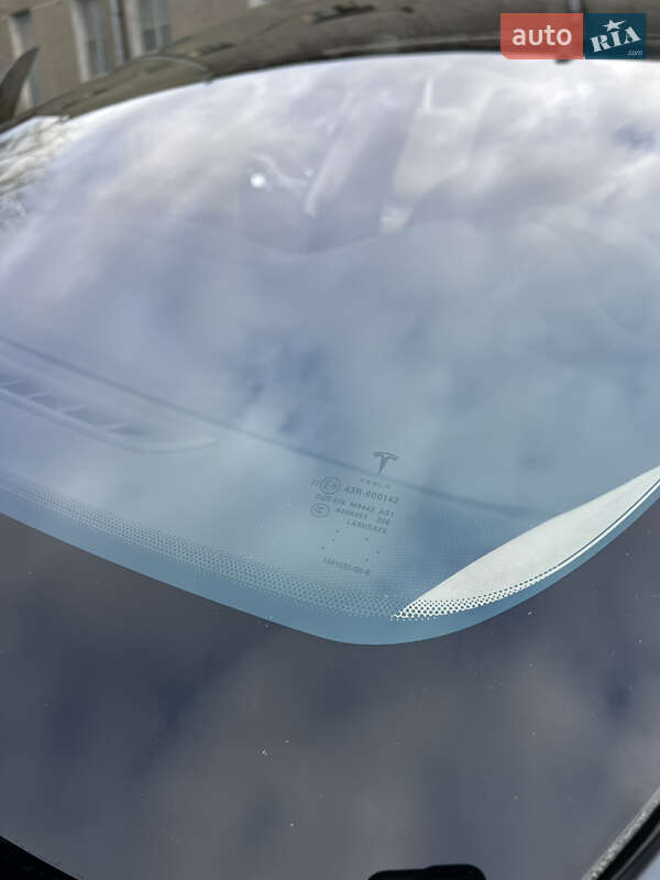 Лифтбек Tesla Model S 2015 в Черновцах