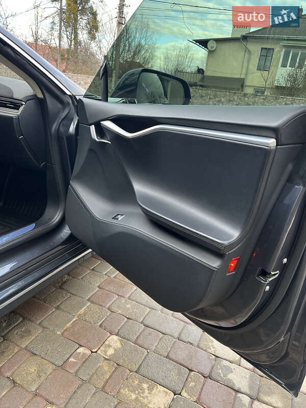 Лифтбек Tesla Model S 2015 в Черновцах