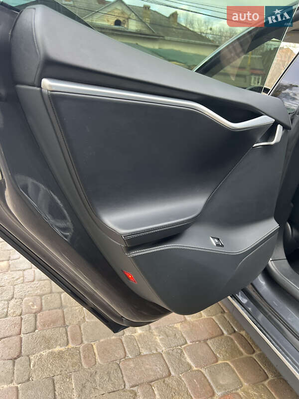 Лифтбек Tesla Model S 2015 в Черновцах