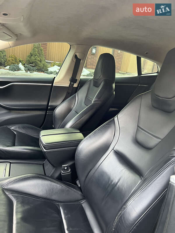 Лифтбек Tesla Model S 2015 в Черновцах