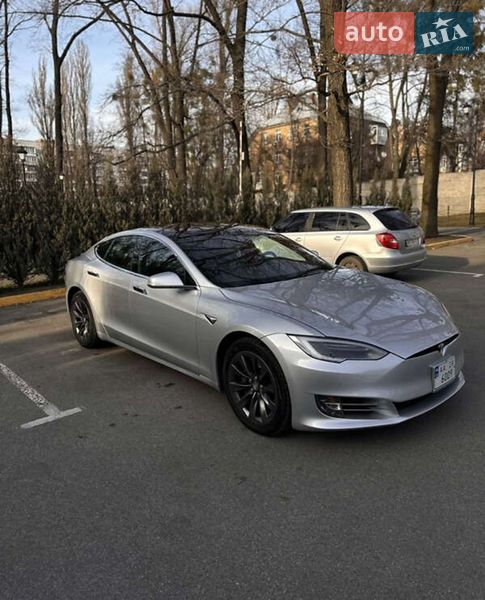 Лифтбек Tesla Model S 2018 в Львове