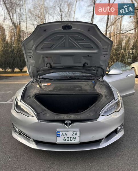 Лифтбек Tesla Model S 2018 в Львове