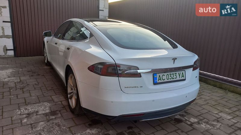 Лифтбек Tesla Model S 2014 в Нововолынске