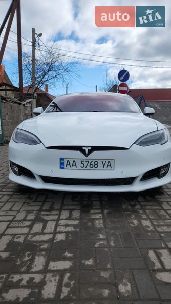 Лифтбек Tesla Model S 2016 в Киеве