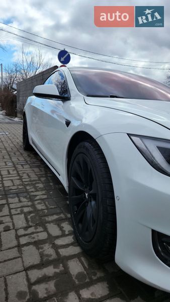 Лифтбек Tesla Model S 2016 в Киеве