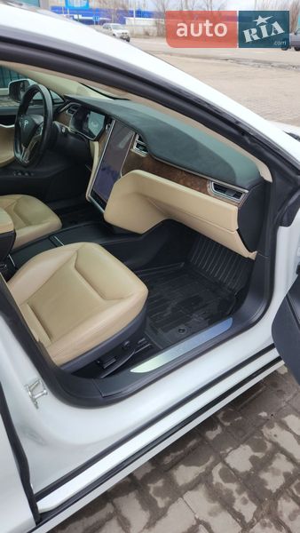 Лифтбек Tesla Model S 2016 в Киеве