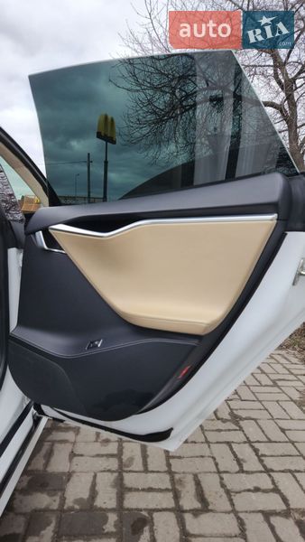 Лифтбек Tesla Model S 2016 в Киеве