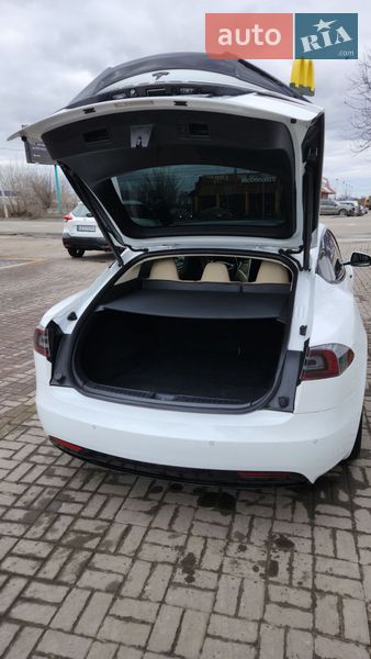 Лифтбек Tesla Model S 2016 в Киеве