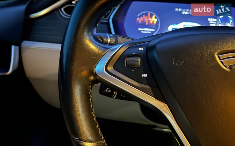 Лифтбек Tesla Model S 2015 в Львове
