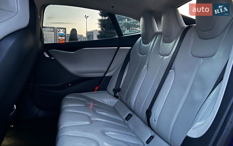 Лифтбек Tesla Model S 2015 в Львове