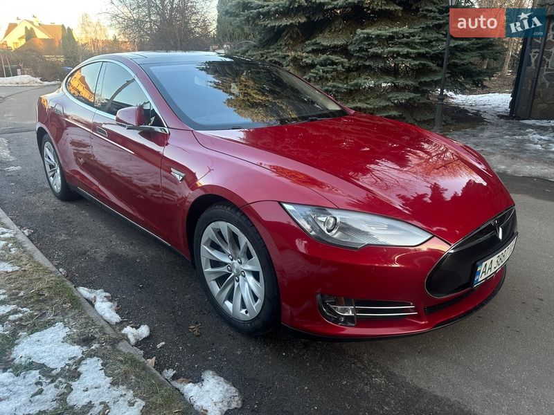 Лифтбек Tesla Model S 2015 в Киеве