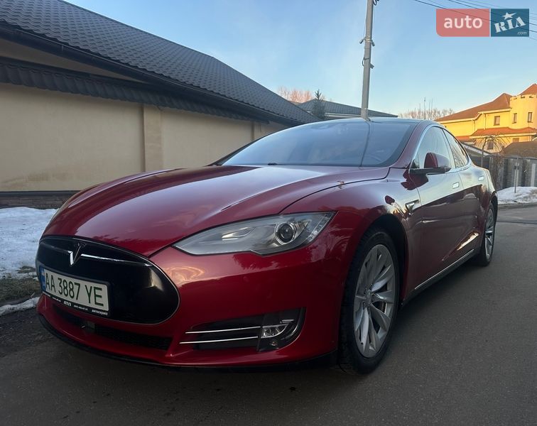 Лифтбек Tesla Model S 2015 в Киеве