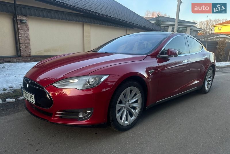 Лифтбек Tesla Model S 2015 в Киеве
