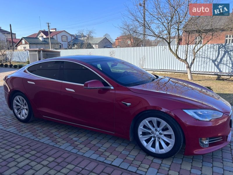 Лифтбек Tesla Model S 2016 в Львове