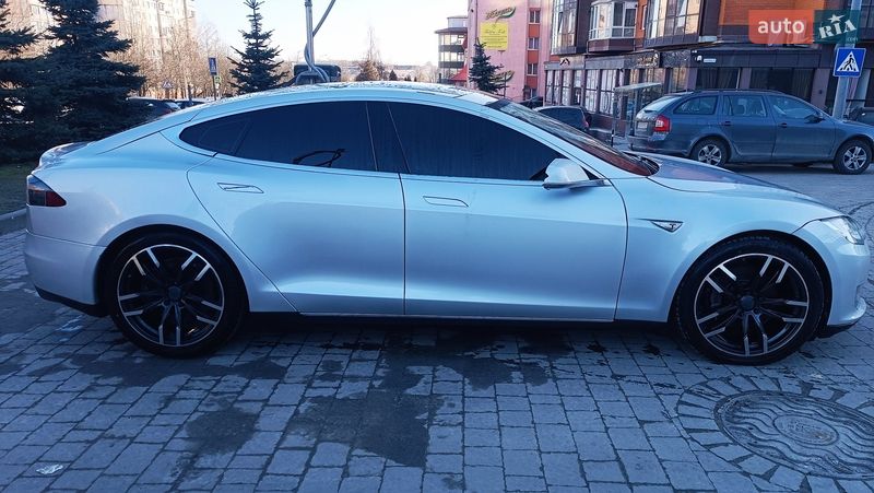 Лифтбек Tesla Model S 2013 в Львове