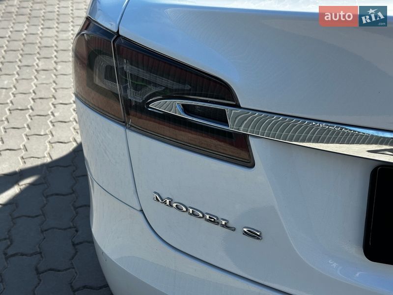 Ліфтбек Tesla Model S 2016 в Львові