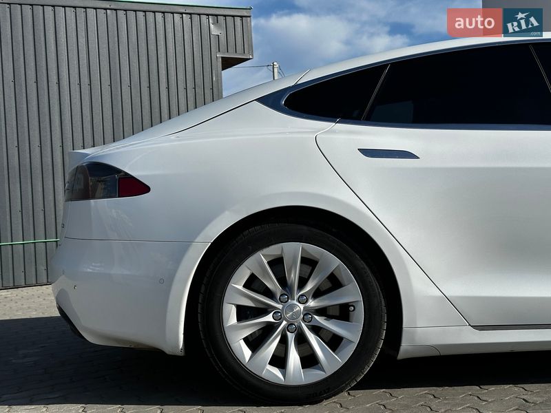 Ліфтбек Tesla Model S 2016 в Львові