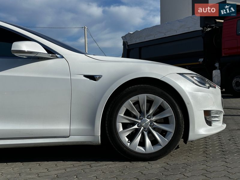 Ліфтбек Tesla Model S 2016 в Львові