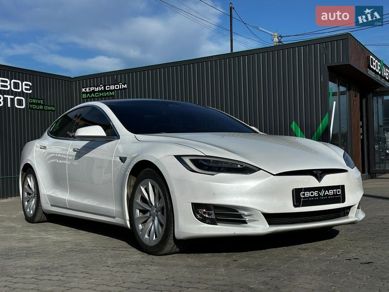 Ліфтбек Tesla Model S 2016 в Львові