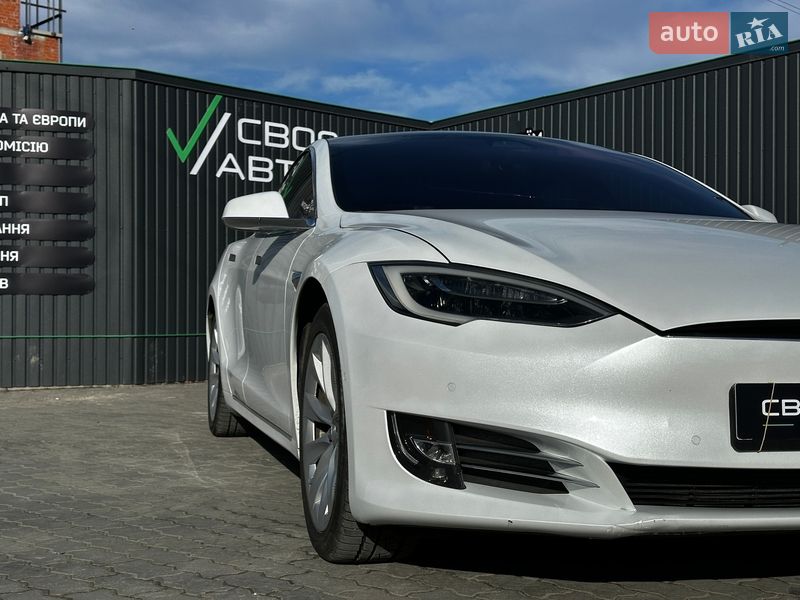 Ліфтбек Tesla Model S 2016 в Львові