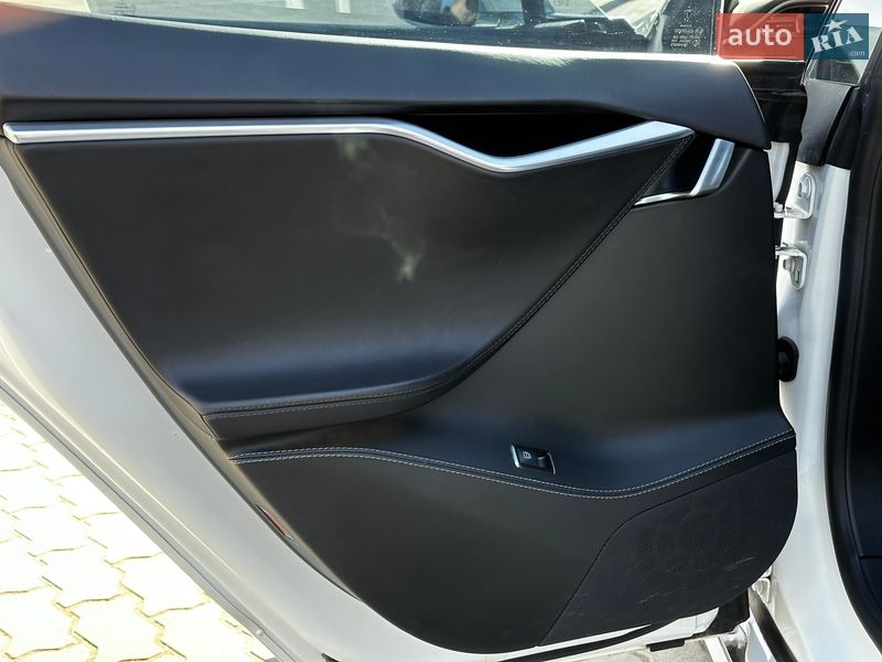 Ліфтбек Tesla Model S 2016 в Львові