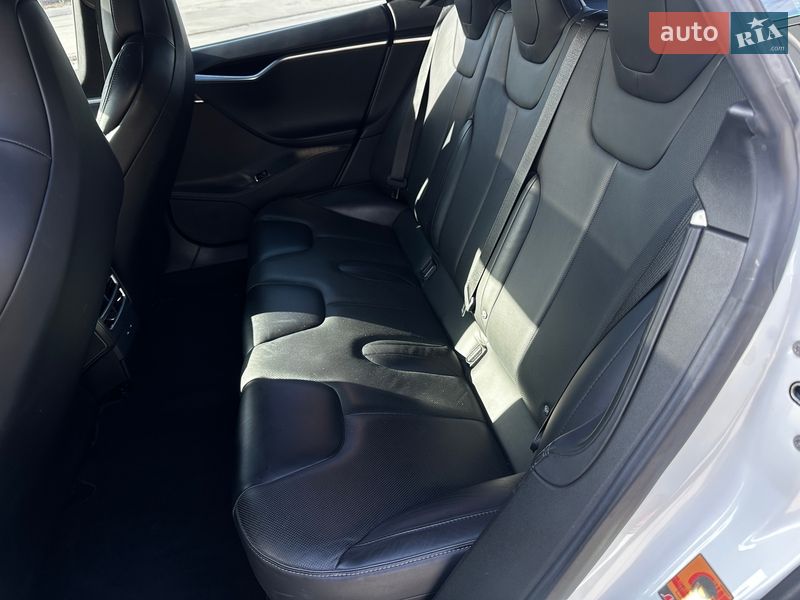 Ліфтбек Tesla Model S 2016 в Львові
