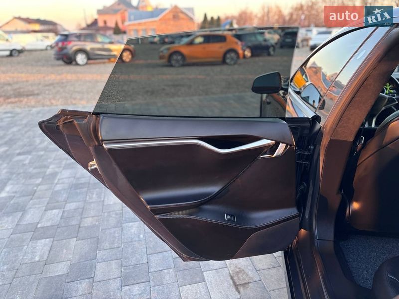 Лифтбек Tesla Model S 2017 в Коломые