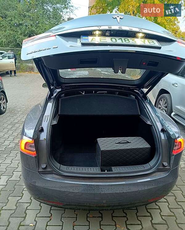 Лифтбек Tesla Model S 2017 в Днепре