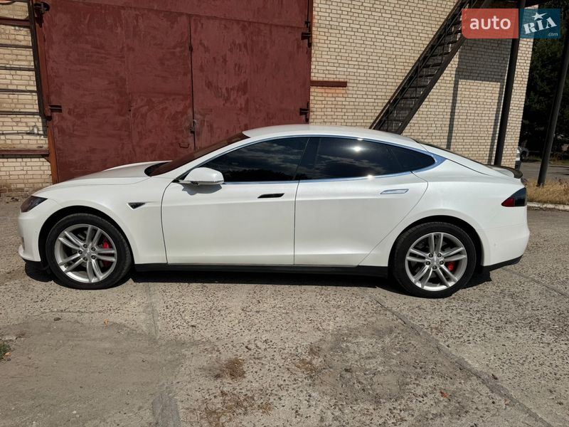 Лифтбек Tesla Model S 2015 в Бершади
