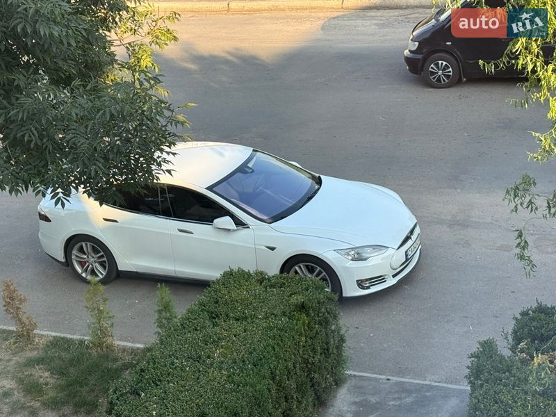 Лифтбек Tesla Model S 2015 в Бершади