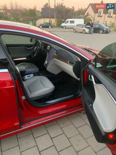 Лифтбек Tesla Model S 2016 в Львове