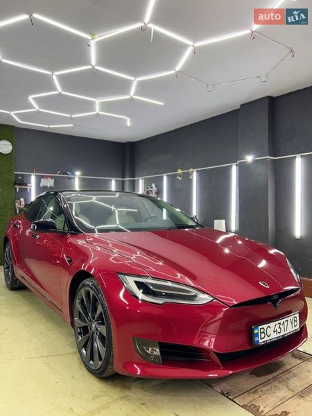Лифтбек Tesla Model S 2019 в Львове