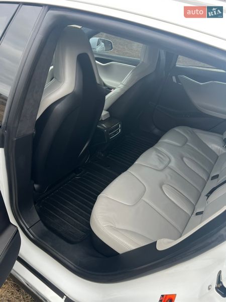 Лифтбек Tesla Model S 2015 в Черкассах