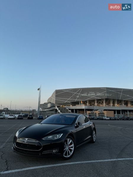Лифтбек Tesla Model S 2014 в Львове
